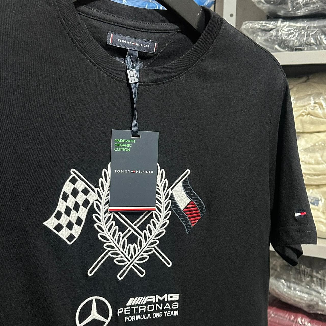 Camiseta Estampada Tommy Hilfiger cor Preto — imagem 1 de 1