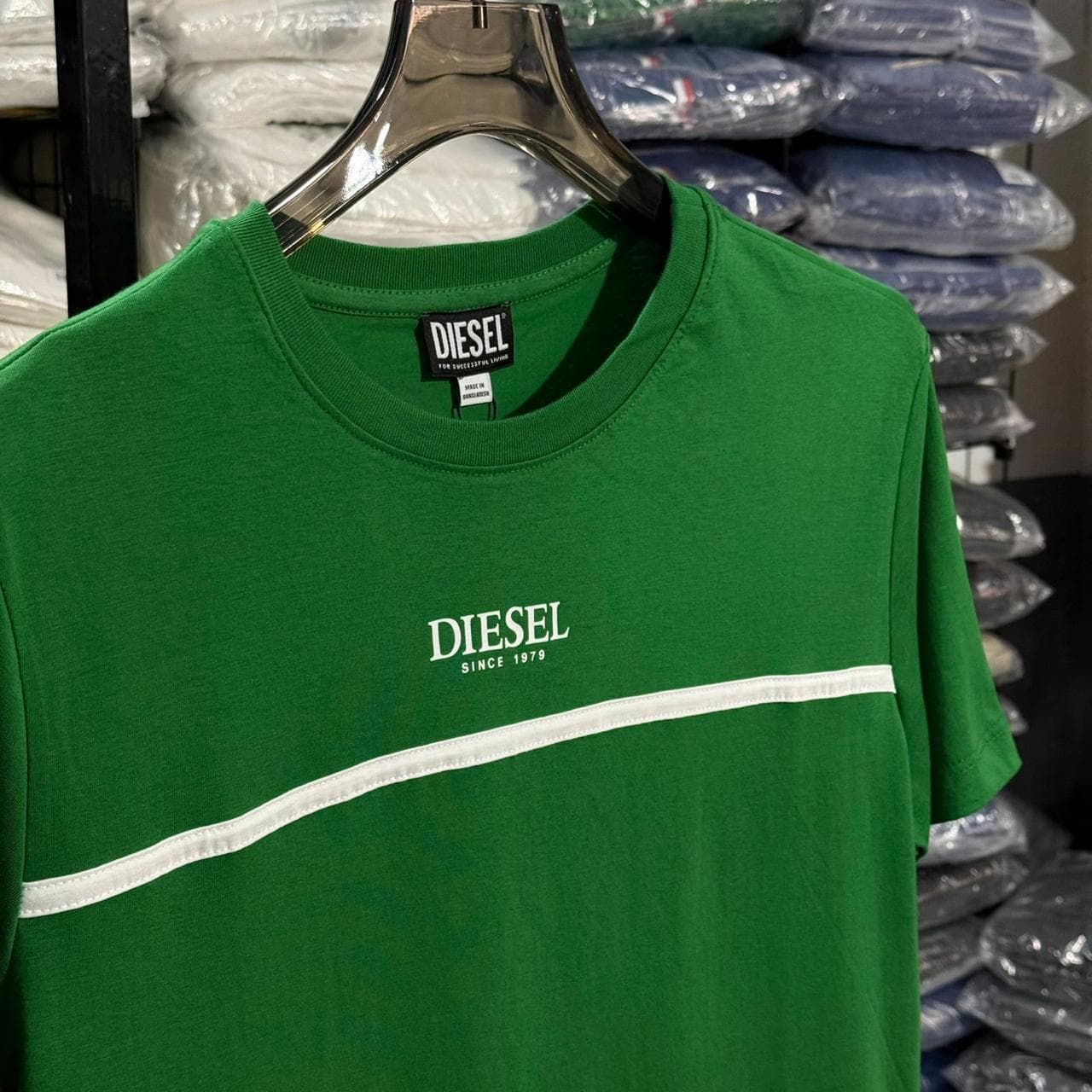 Camiseta Estampada Diesel cor Verde Bandeira