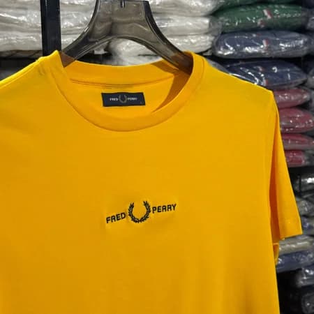 Camiseta Estampada Fred Perry cor Amarela — imagem 1 de 1