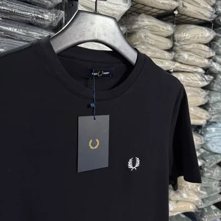 Camiseta Basica Fred Perry cor Preta — imagem 1 de 1