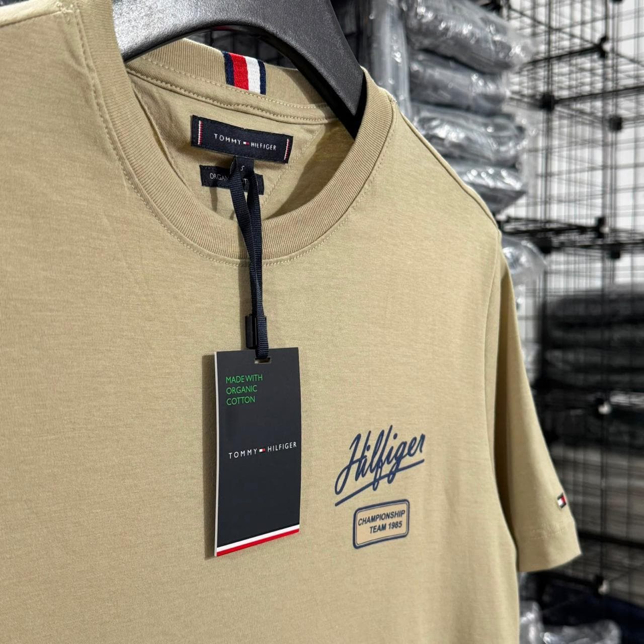 Camiseta Estampada Tommy Hilfiger cor Bege — imagem 1 de 2