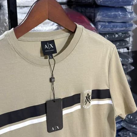 Camiseta Estampada Armani Exchange cor Bege — imagem 1 de 2