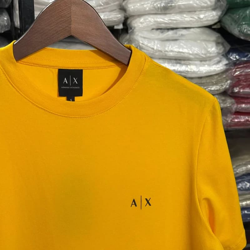 Camiseta Basica Armani Exchange cor Amarela — imagem 1 de 1