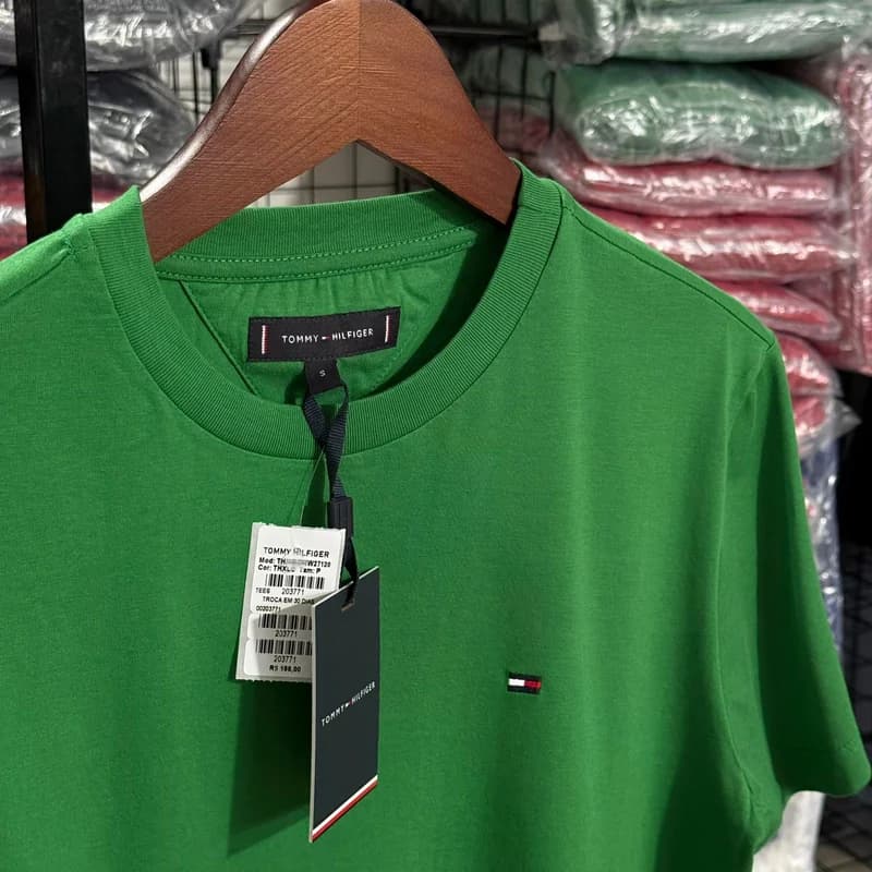 Camiseta Basica Tommy Hilfiger cor Verde Bandeira — imagem 1 de 3