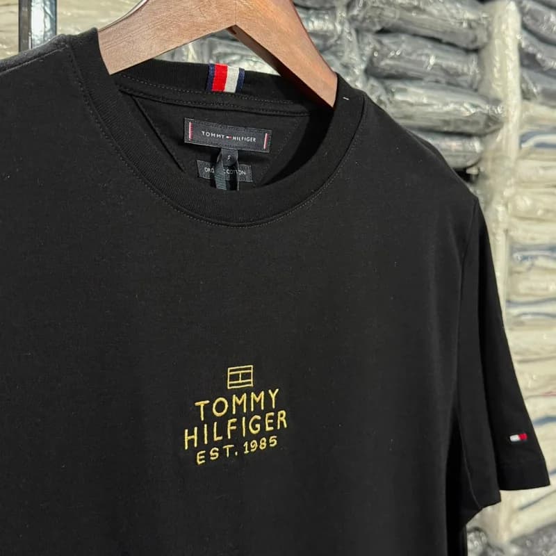 Camiseta Estampada Tommy Hilfiger cor Preta — imagem 1 de 2
