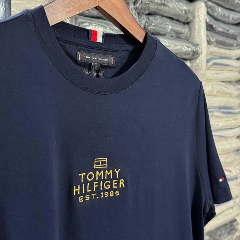 Camiseta Estampada Tommy Hilfiger cor Azul Marinho — imagem 1 de 2