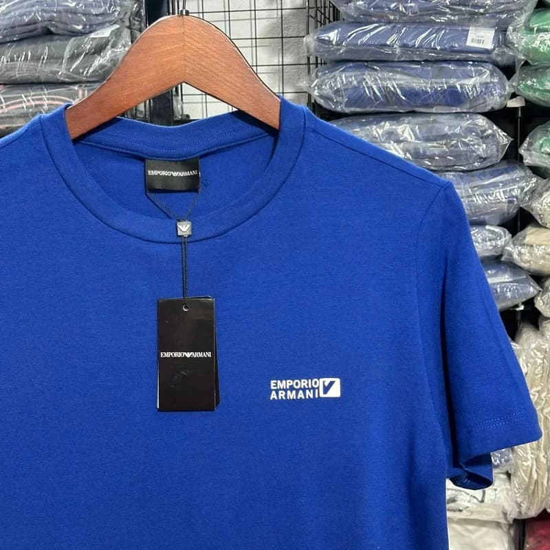 Camiseta Basica Emporio Armani cor Azul Royal — imagem 1 de 3
