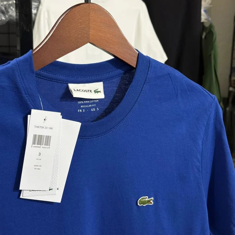 Camiseta Basica Lacoste cor azul royal — imagem 1 de 3