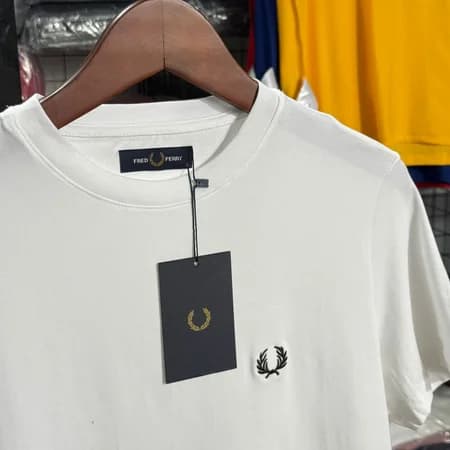 Camiseta Basica Fred Perry cor Branca — imagem 1 de 1