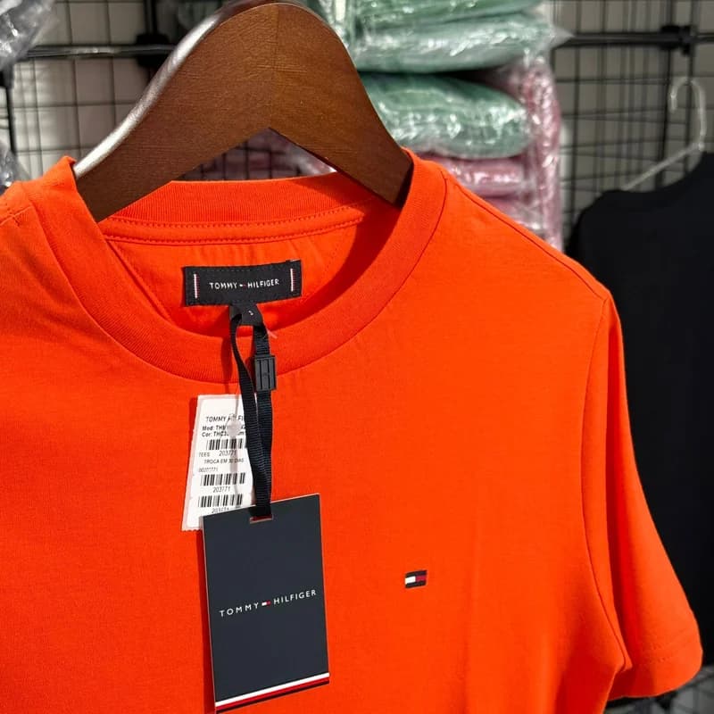 Camiseta Basica Tommy Hilfiger cor Laranja — imagem 1 de 3