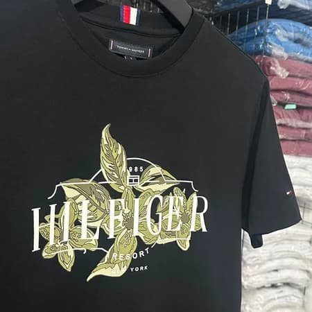 Camiseta Estampada Tommy Hilfiger cor Preto — imagem 1 de 2