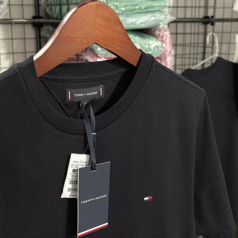 Camiseta Basica Tommy Hilfiger cor preta — imagem 1 de 3