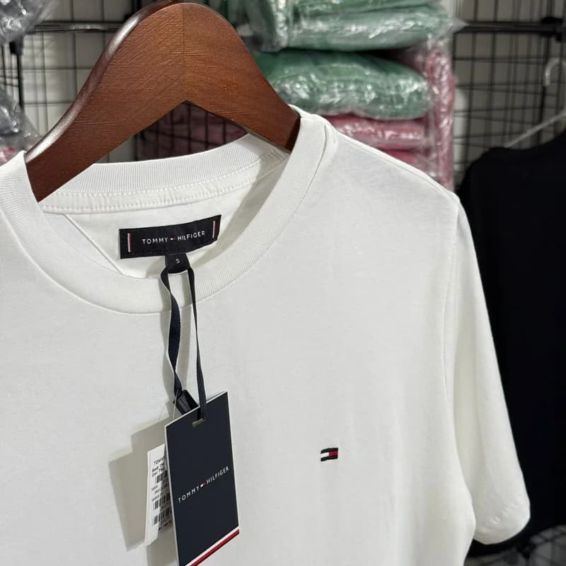 Camiseta Basica Tommy Hilfiger cor Branca — imagem 1 de 3