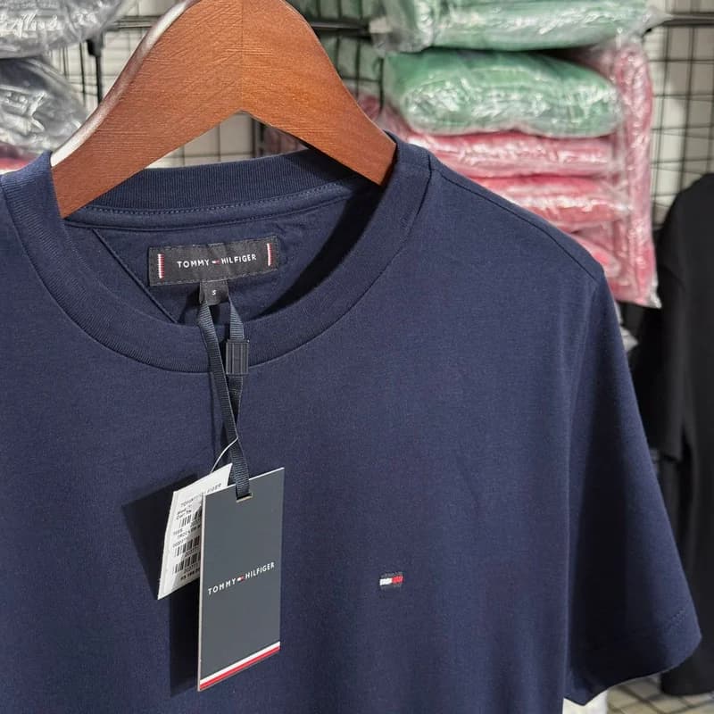 Camiseta Basica Tommy Hilfiger cor Azul Marinho — imagem 1 de 3