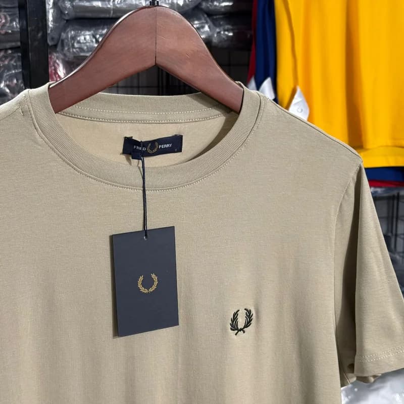 Camiseta Basica Fred Perry cor Bege — imagem 1 de 1