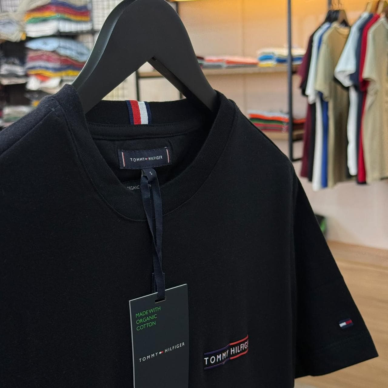 Camiseta Estampada Tommy Hilfiger cor preta — imagem 1 de 1